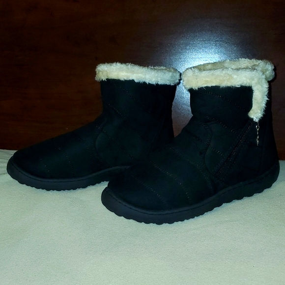 Forever Brand Black Zip Ankle Boot with Cream Faux Fur Size 7 - Picture 3 of 7